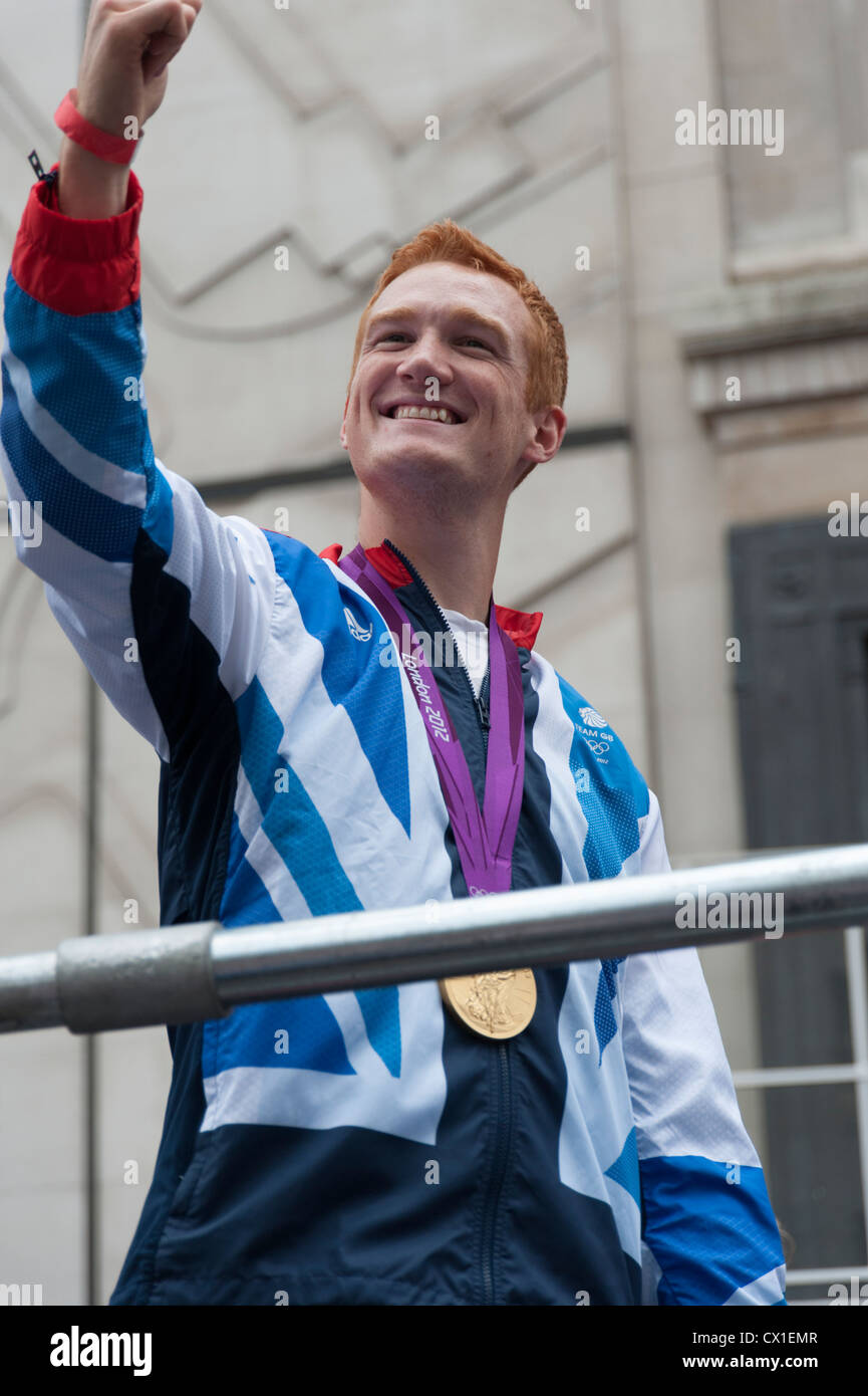 Greg Rutherford presso le Olimpiadi di Londra 2012 Team GB Victory Parade London REGNO UNITO Foto Stock