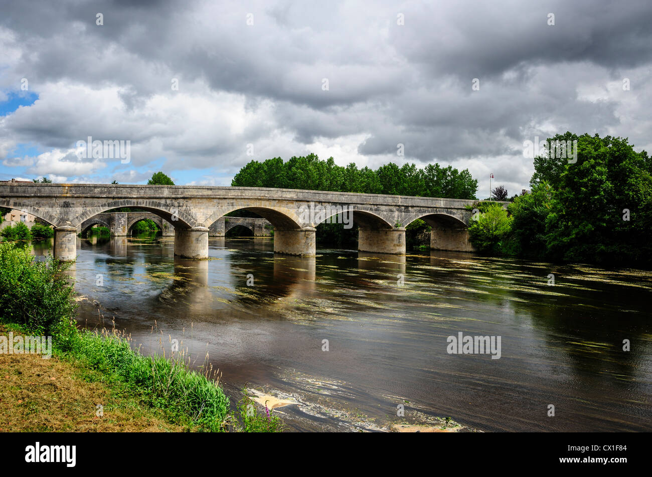 Ponte sul fiume La Gartempe a Saint Savin, Indre, Francia Foto Stock