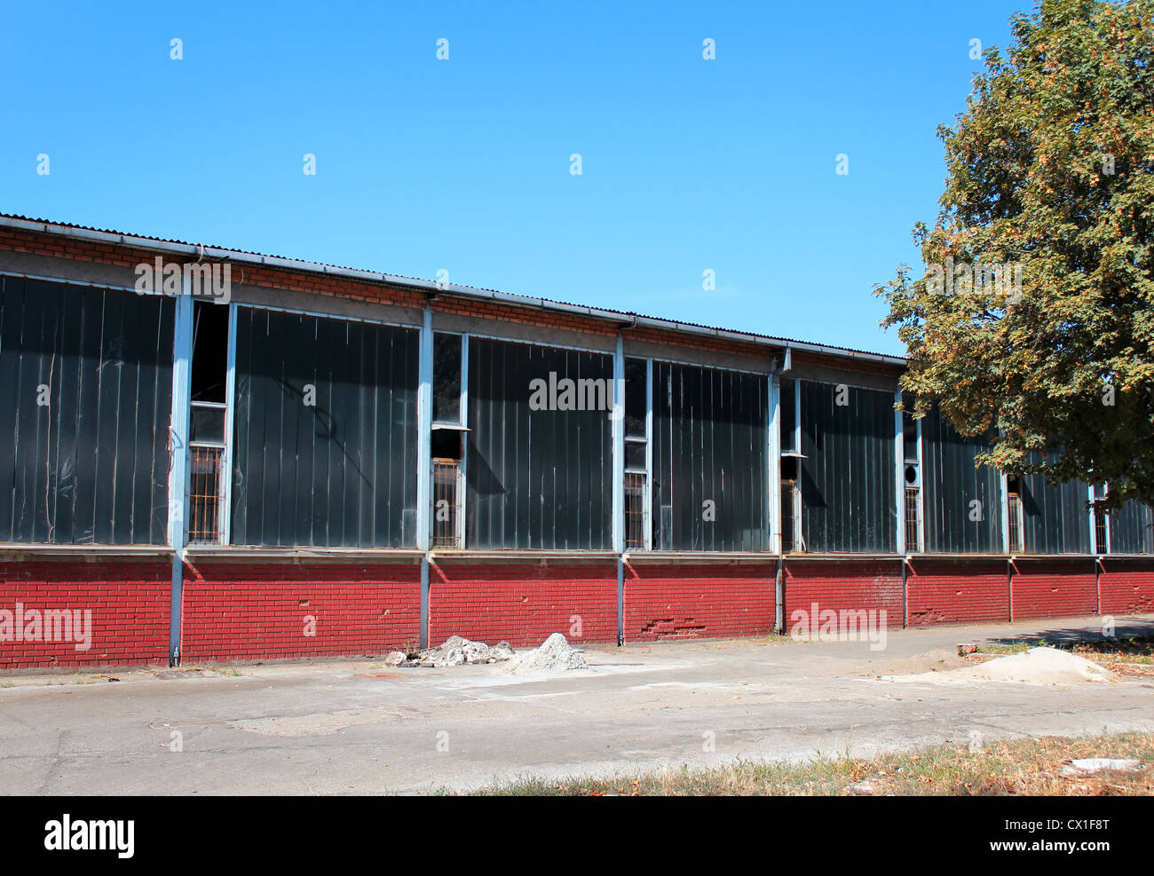 La fabbrica, vecchio rudere, macchine utensile, finestra, sun, rotto Foto Stock