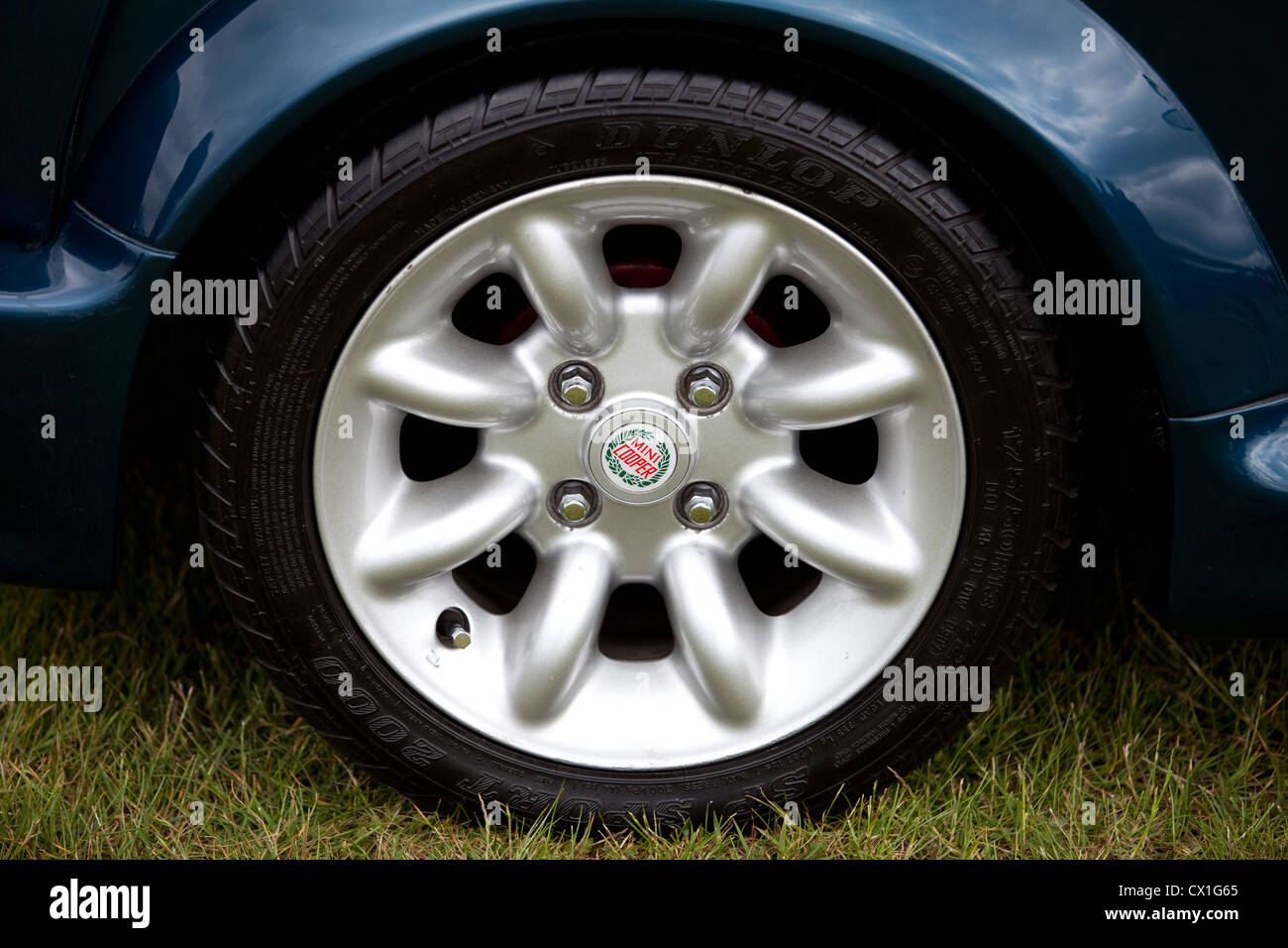 Close up di ruota e pneumatico su Mini Cooper Foto Stock