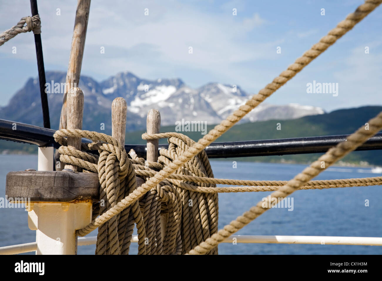 Funi e armamento particolare a bordo delle Tall Ship / barquentine Antigua Sailing con i turisti verso le isole Svalbard, Spitsbergen Foto Stock Funi e armamento particolare a bordo delle Tall Ship / barquentine Antigua Sailing con i turisti verso le isole Svalbard, Spitsbergen Foto Stock