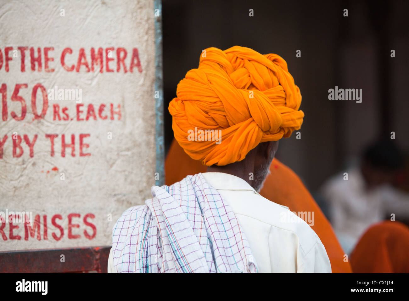 Turban arancione di uomo indiano al tempio Galtaji a Jaipur Foto Stock