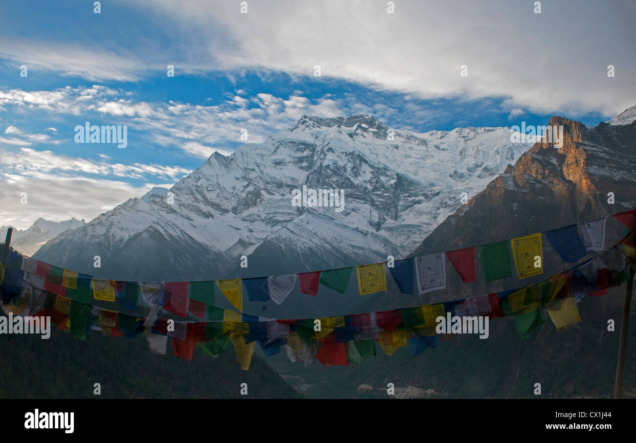Preghiera di bandiere e di picchi nella regione di Annapurna del Nepal Foto Stock