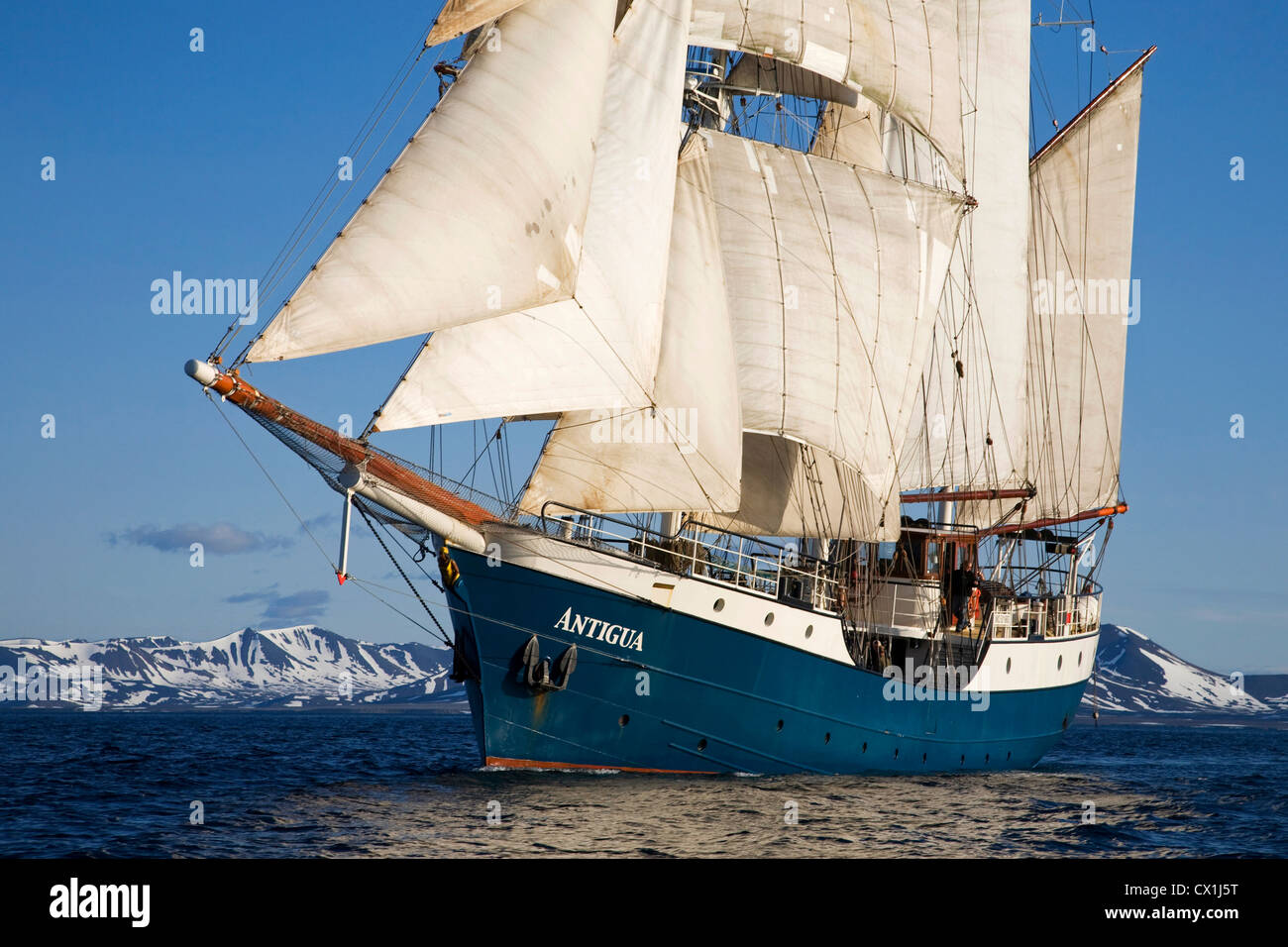 La tall ship / barquentine Antigua Sailing con i turisti verso le isole Svalbard, Spitsbergen, Norvegia Foto Stock