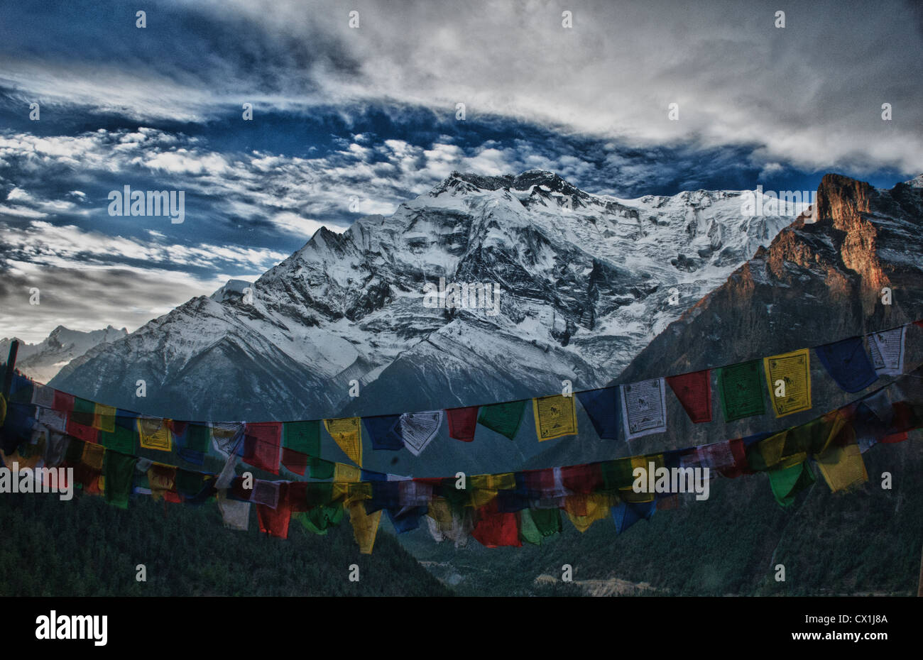 Preghiera di bandiere e di picchi nella regione di Annapurna del Nepal Foto Stock