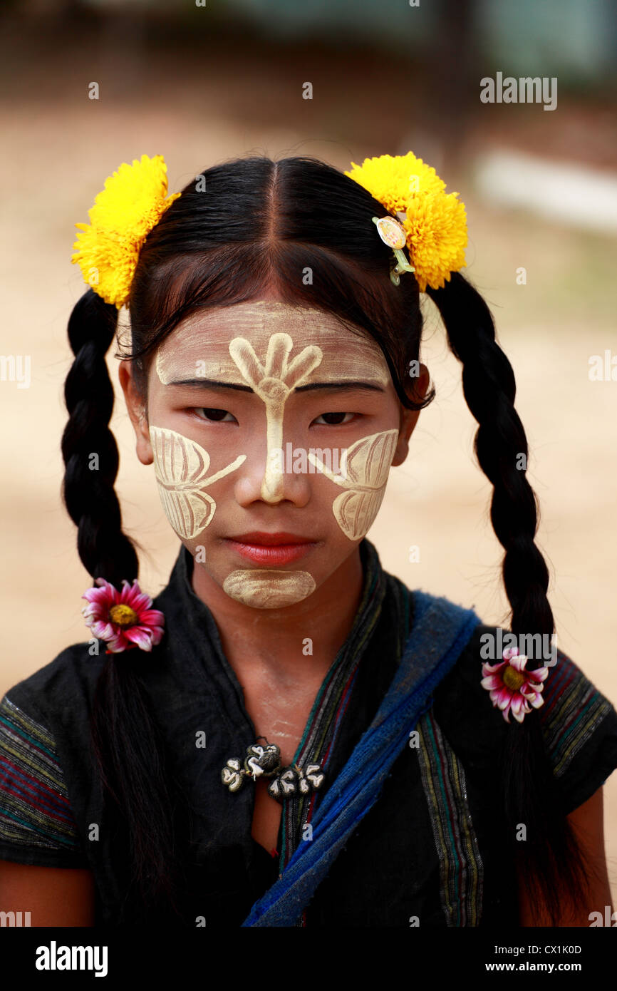 Birmano ragazza giovane con un tanaka faccia dipinta. Questa crema da un albero è considerate lisce e a proteggere la pelle dal sole.utilizzato principalmente dalle femmine. Foto Stock