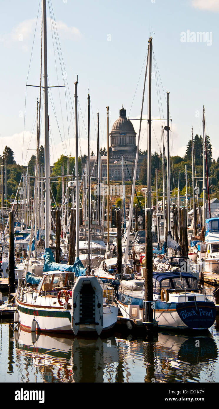 Washington State Capitol il peering attraverso imbarcazioni a Bud ingresso Marina, Percival Landing Waterfront storico, Olympia, Washington Foto Stock