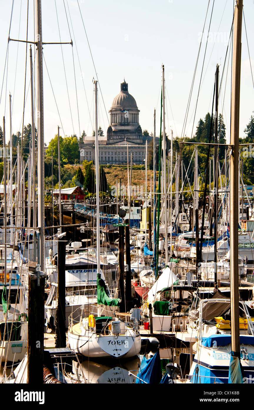 Washington State Capitol il peering attraverso imbarcazioni a Bud ingresso Marina, Percival Landing Waterfront storico, Olympia, Washington Foto Stock