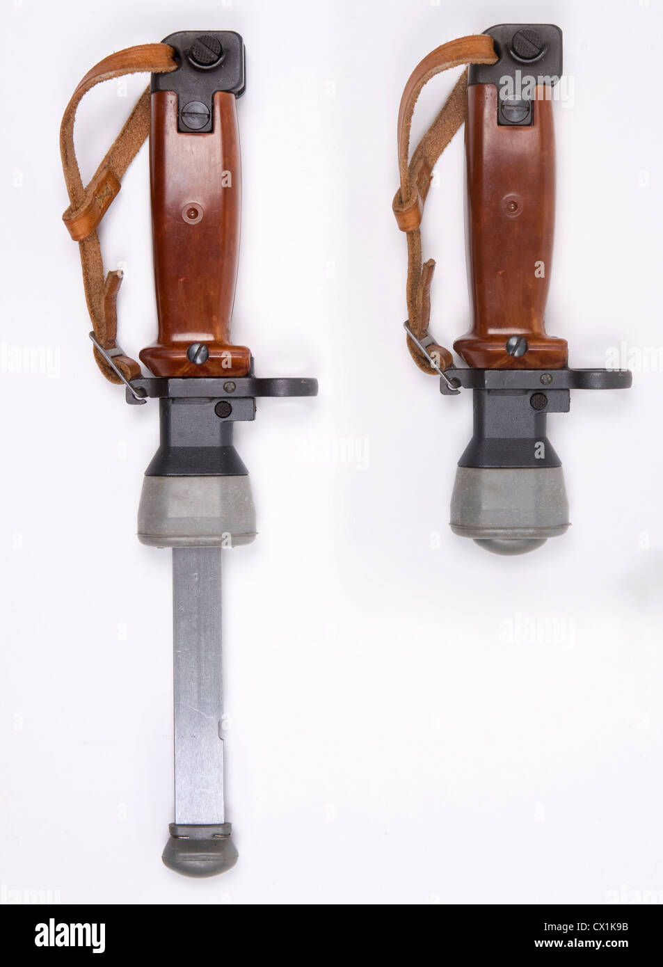 Formazione polacca baionette con caricato a molla collassi blade come usato con ak47 (AMKM) fucile da assalto (lama crollato a destra) Foto Stock