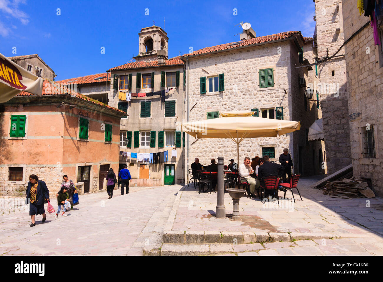 Square a storico veneziano la città vecchia di Kotor, Montenegro Foto Stock