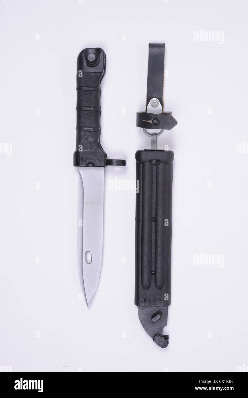Moderno fucile Kalashnikov baionetta AK74 Foto Stock