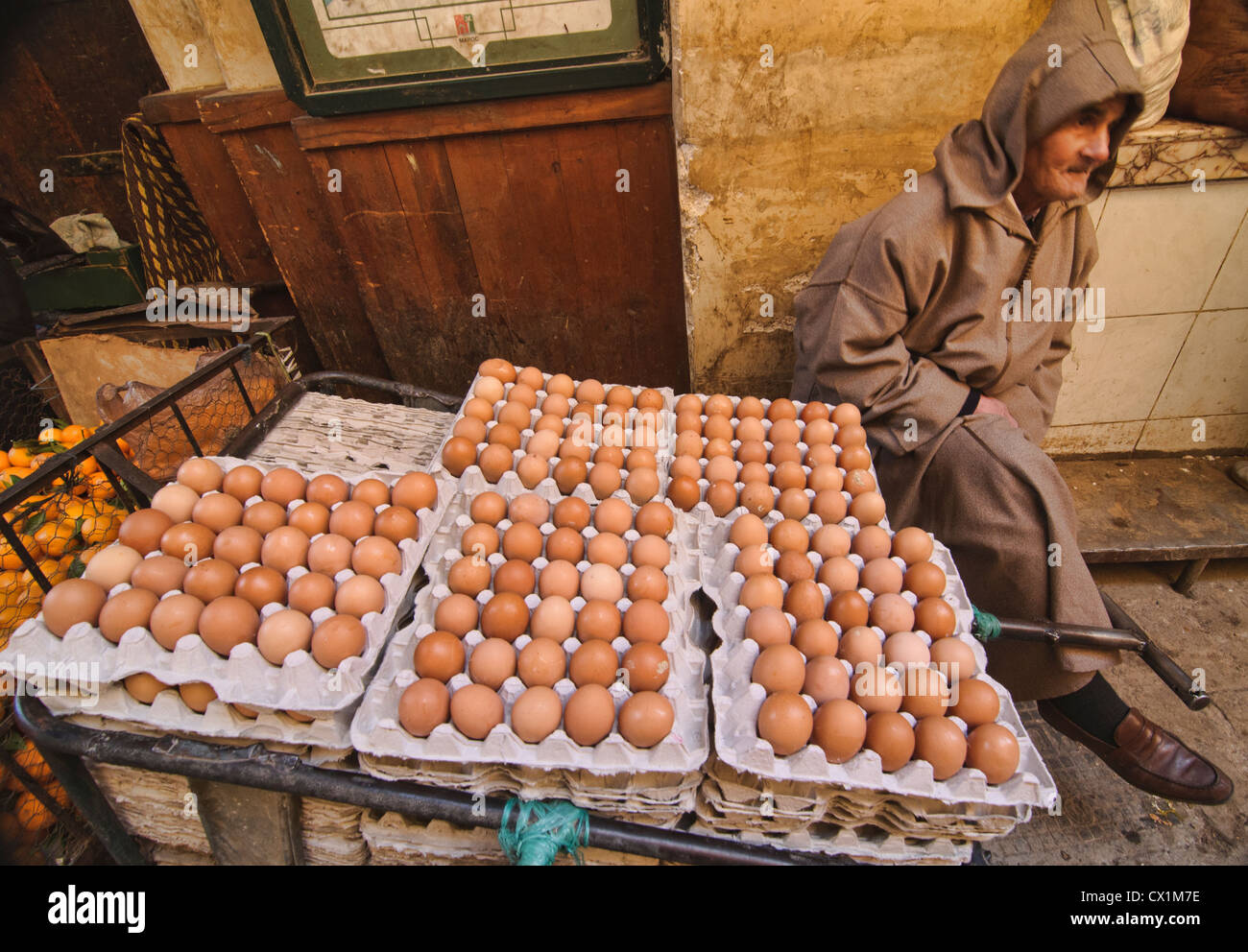 Le uova per la vendita in antica medina di Fes, Marocco Foto Stock