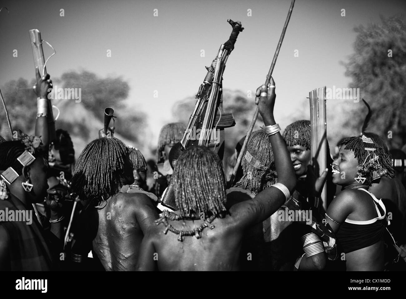 Tribal Hamar donne che danzano durante un toro Jumping cerimonia. Foto Stock