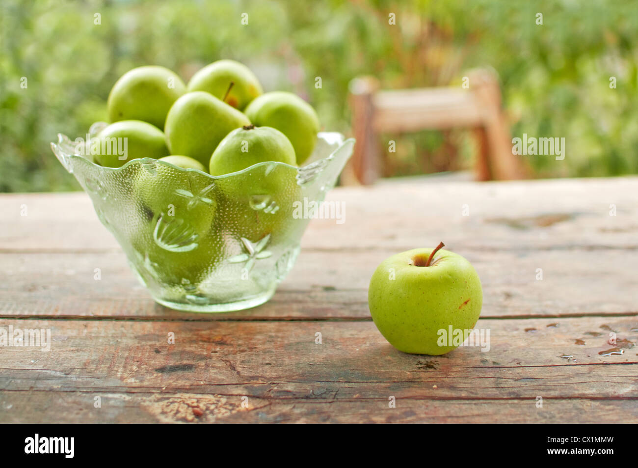 Gustosi piatti freschi mele verdi su un vecchio tavolo di legno. Foto Stock