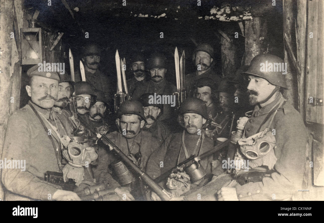 I soldati tedeschi in un bunker di trincea sistema durante la Grande Guerra Foto Stock