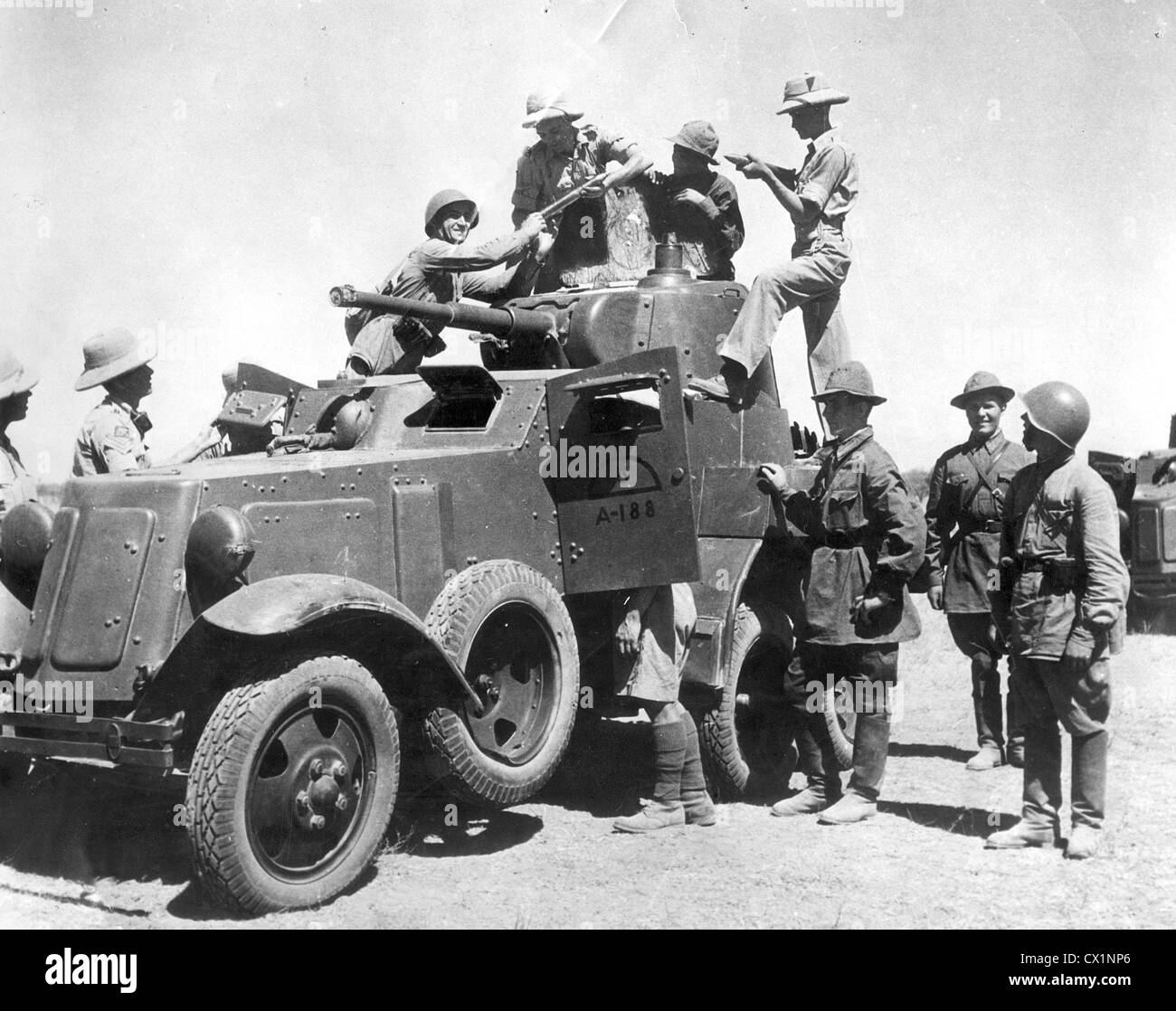 Russo e i soldati britannici incontrano sul confine persiano durante il WW2 Foto Stock