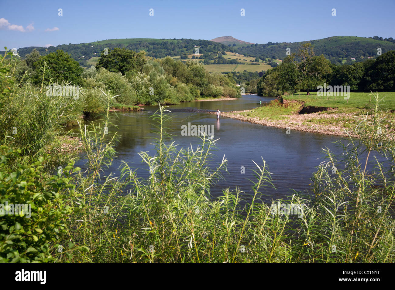 Il fiume Usk a Llanfoist, uomo pesca, Pen y Fal montagna, Nr Abergavenny, Monmouthshire, South East Wales, Regno Unito Foto Stock