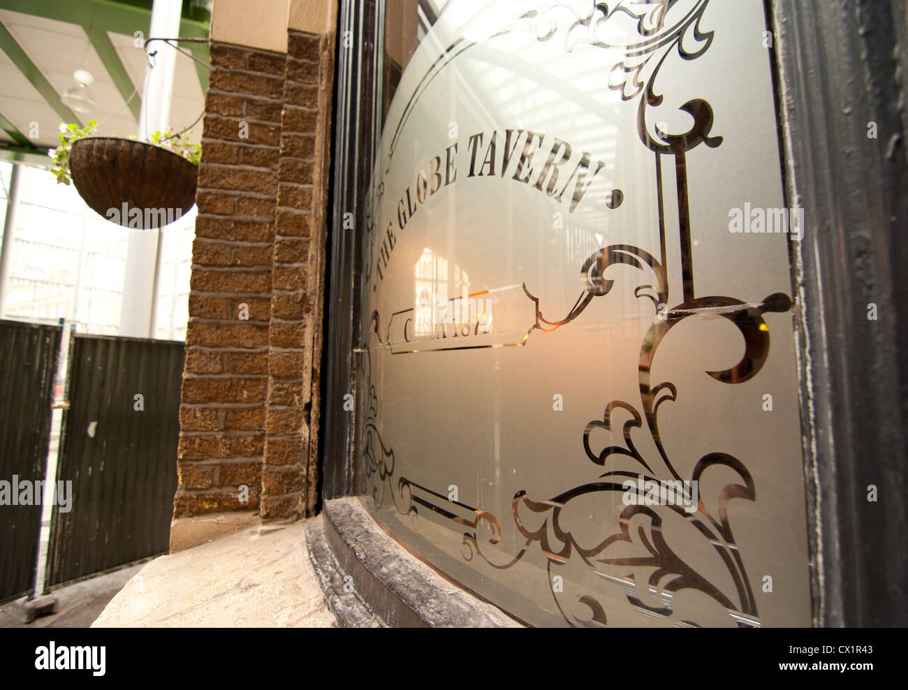 Una finestra decorativo del globo taverna Borough Market di Londra Foto Stock