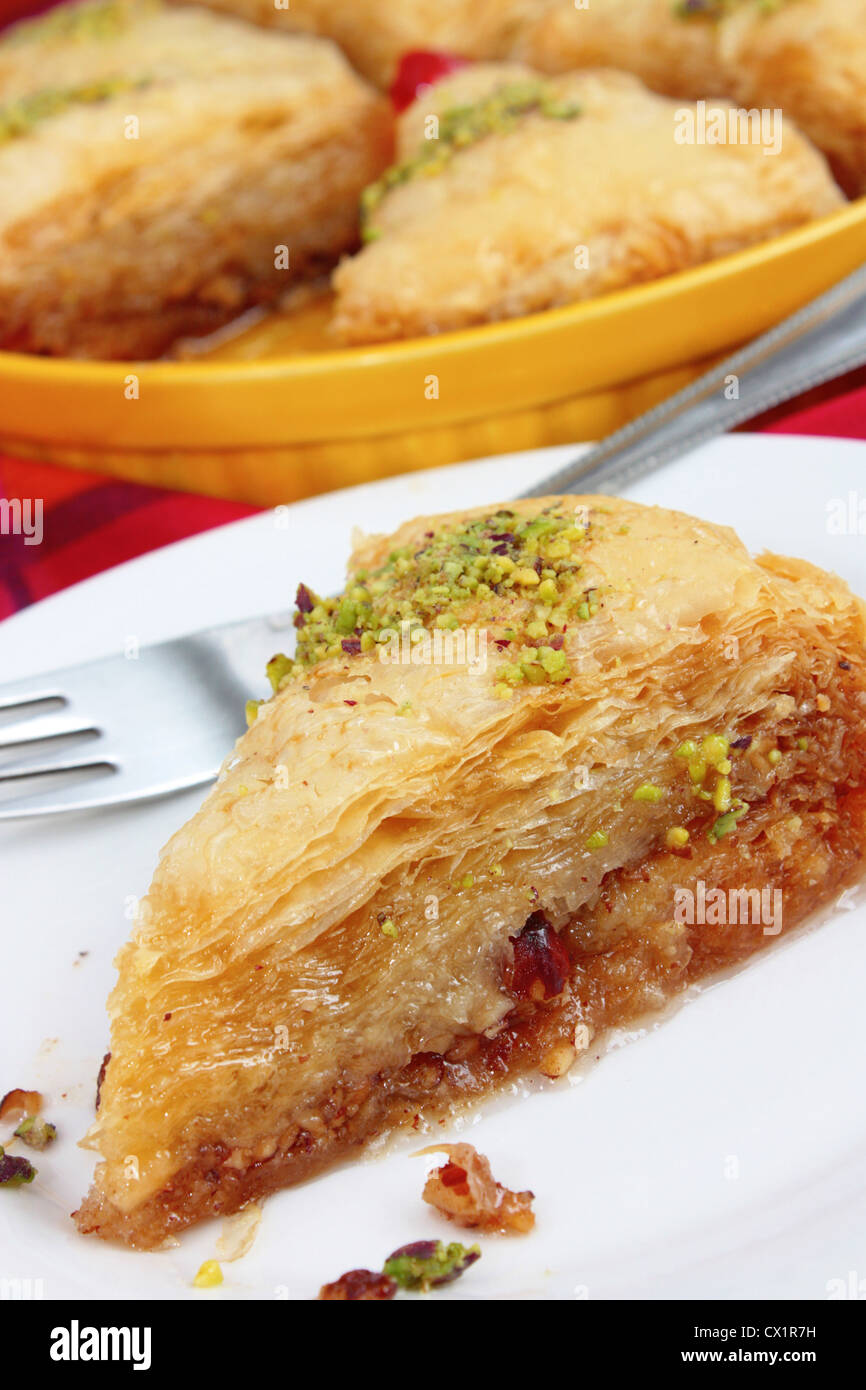 Il Baklava dalla Turchia o Grecia con pistacchi, filo di pasticceria e sciroppo. Foto Stock