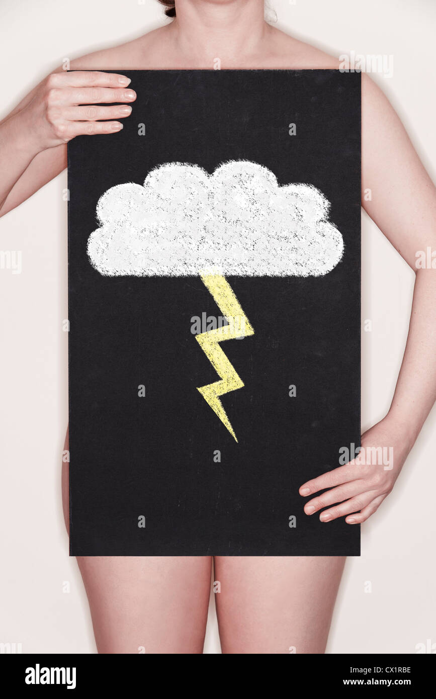 Donna che mantiene una lavagna con un gesso illustrazione di un cloud e il fulmine su di esso - Concetto di immagine Foto Stock