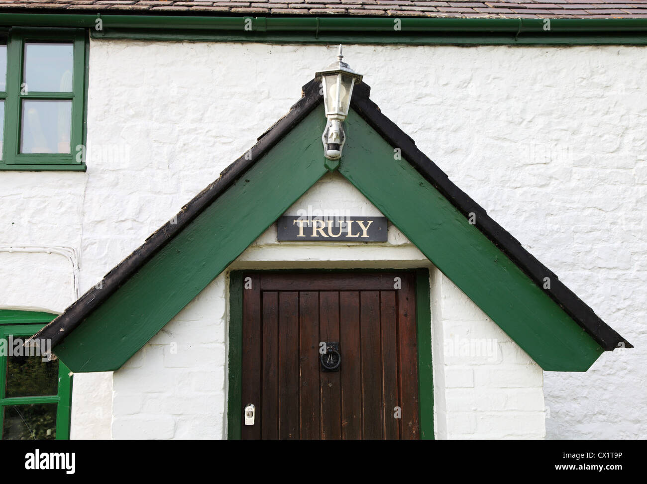 Tradizionale cottage gallese portico chiamato veramente a Caerwys, Flintshire, Regno Unito Galles Foto Stock