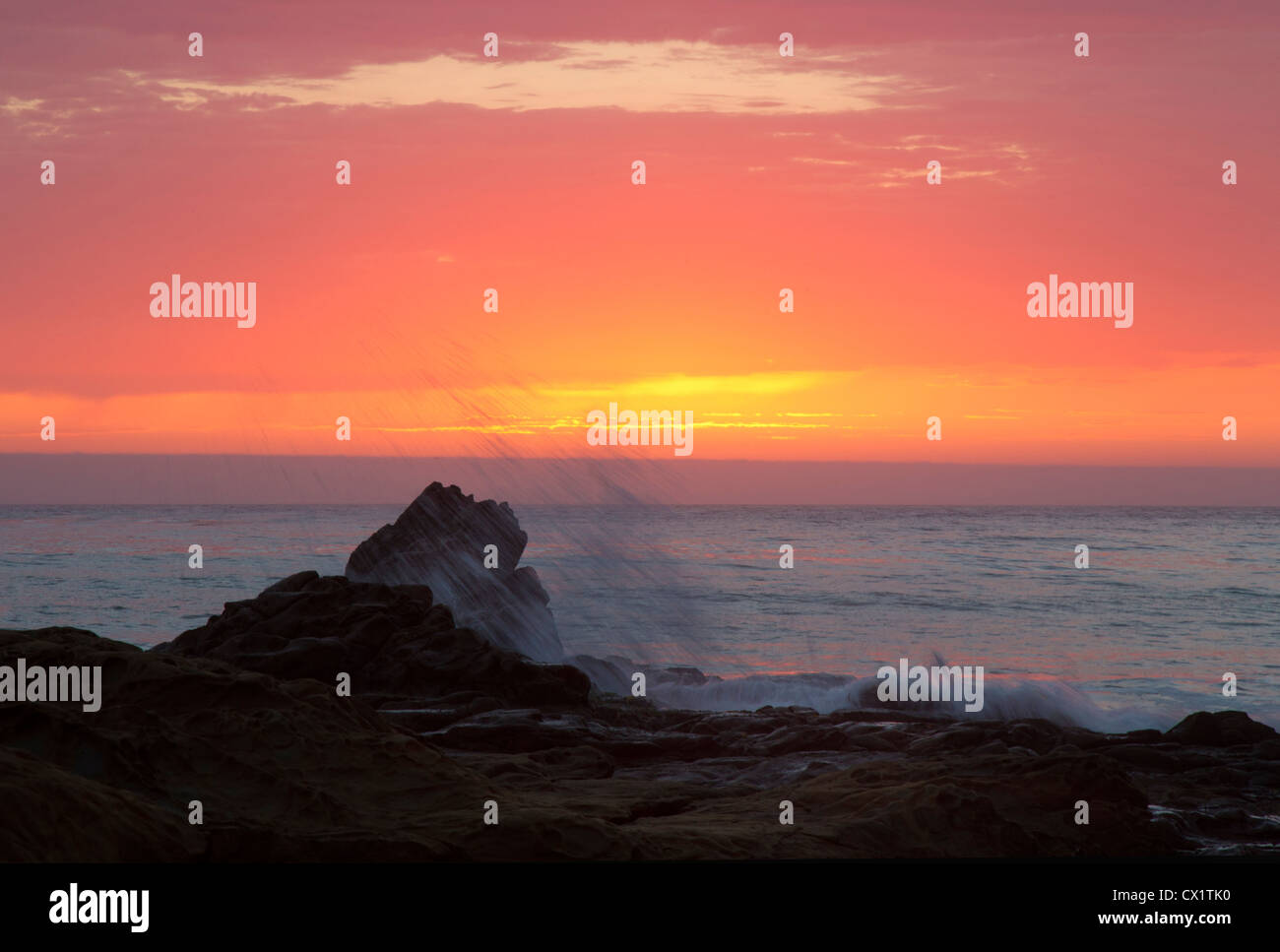 Rosso Giallo cielo arancione al tramonto Oceano Pacifico Foto Stock