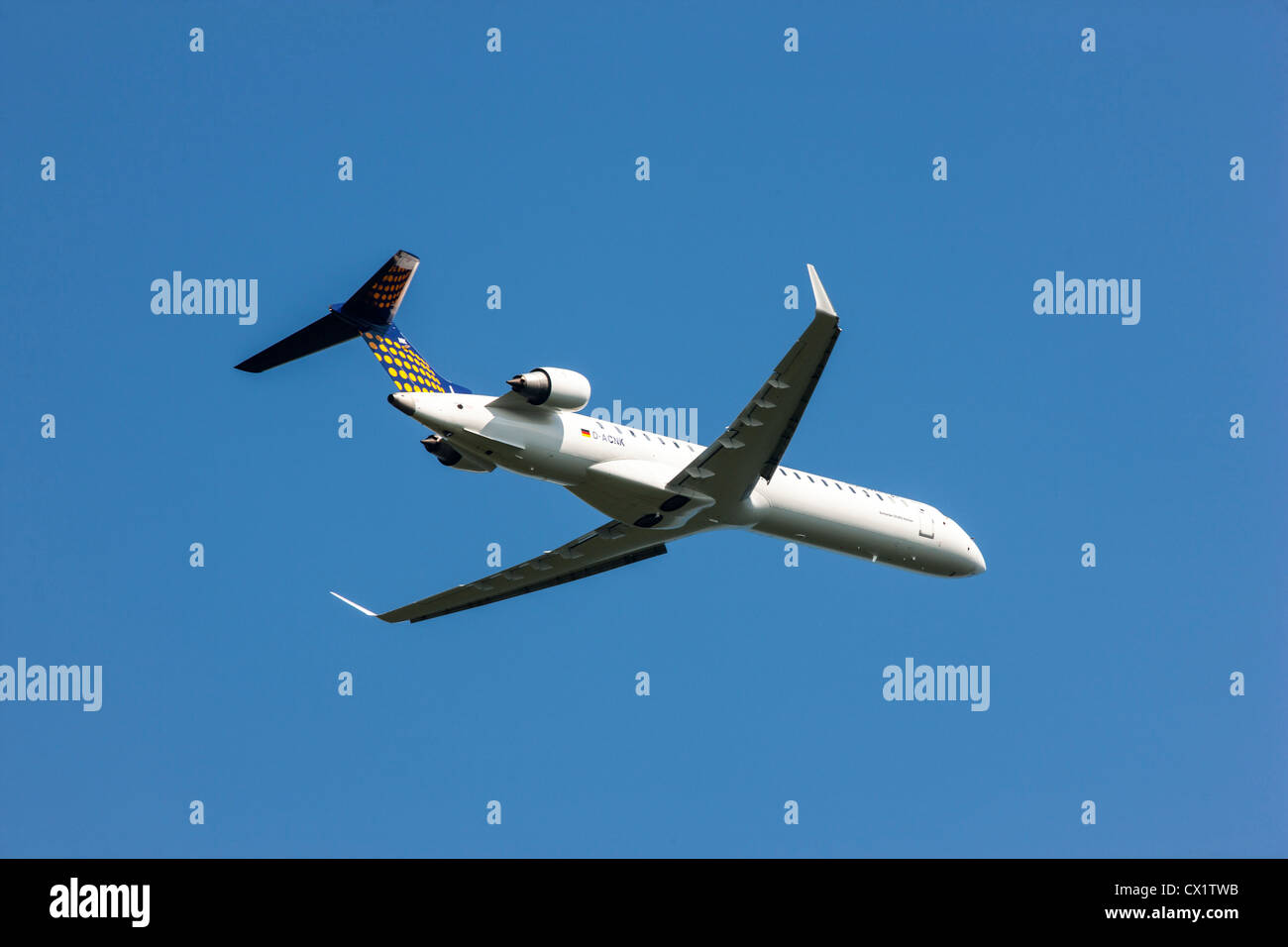 Jet del passeggero aereo decollare formano l'Aeroporto Internazionale di Düsseldorf. Eurowings, Lufthansa Regional, Bombardier CRJ-900 NG, Foto Stock
