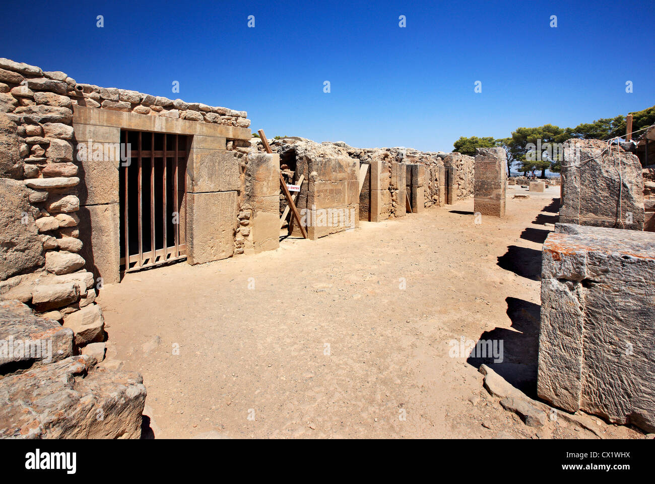 Vista parziale del palazzo minoico di Festo (o "Festos") a sud di Creta, prefettura di Iraklion, Grecia Foto Stock