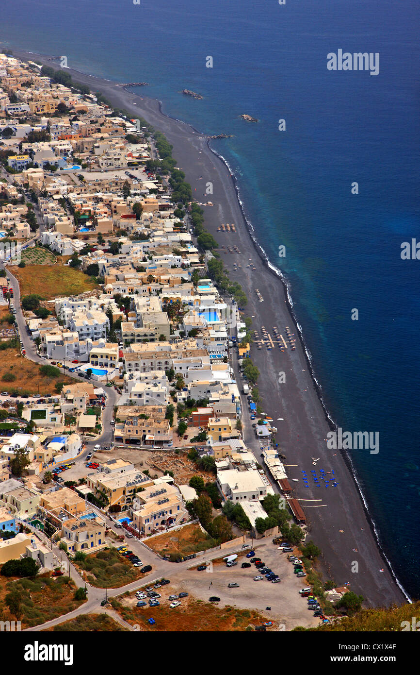 Vista panoramica di Kamari beach dalla antica Thira, isola di Santorini, Cicladi Grecia. Foto Stock