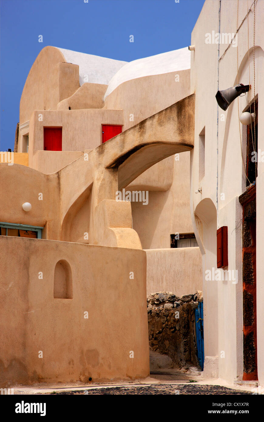 La sua architettura impressionante nella parte vecchia del villaggio Embourios, nell'entroterra dell'isola di Santorini, Cicladi Grecia Foto Stock