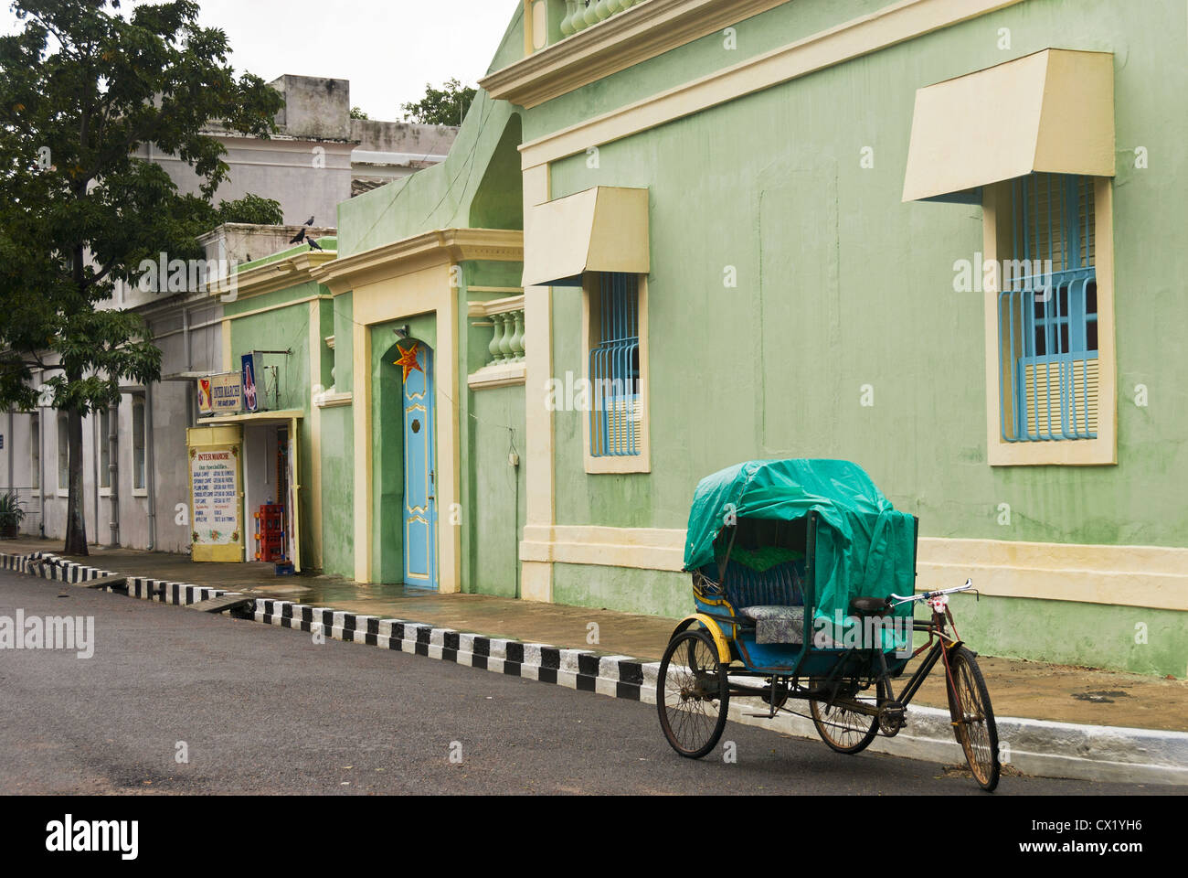Elk201-4470 India, nello Stato del Tamil Nadu, Pondicherry, quartiere francese, scena di strada con risciò ciclo Foto Stock