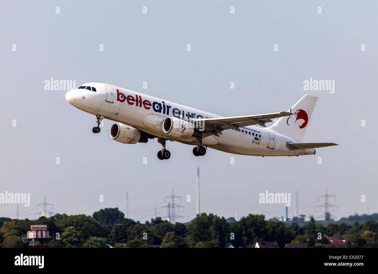 Jet del passeggero aereo decollare formano l'Aeroporto Internazionale di Düsseldorf. Bell Air Europa, Airbus A320-214, Foto Stock