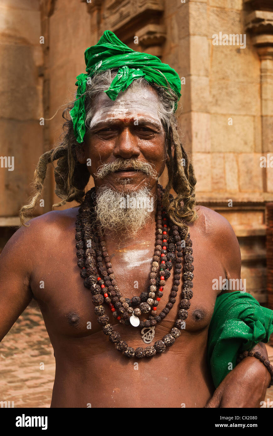 Elk201-4808v India, nello Stato del Tamil Nadu, Thanjavur, Tempio Brihadishwara, sadhu (uomo santo) Foto Stock