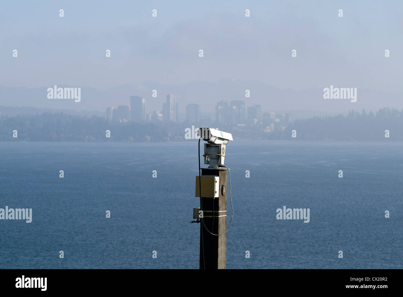 Telecamera di traffico che si affaccia sul lago e la città. Foto Stock