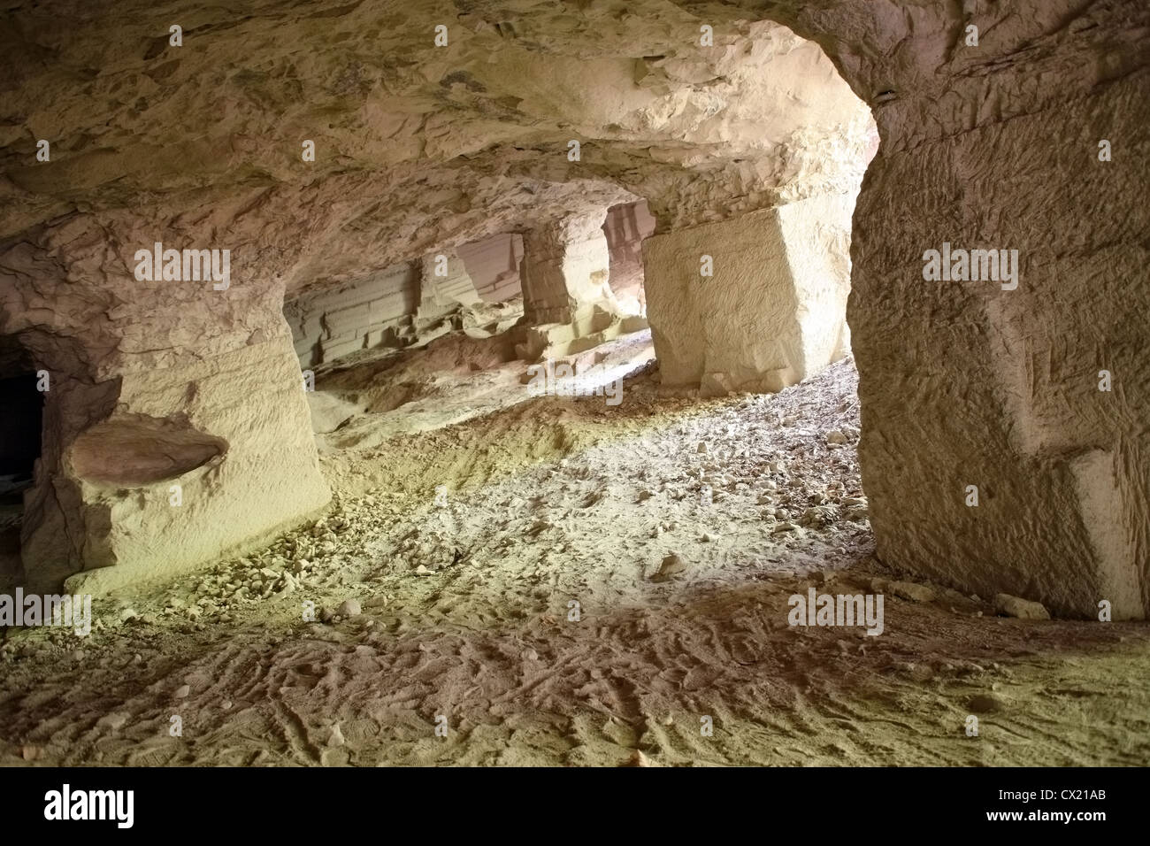 Cava di bianco (Beli majdan sul serbo) è vecchia abbandonata miniera di marna sul Fruska Gora montagna, Serbia Foto Stock