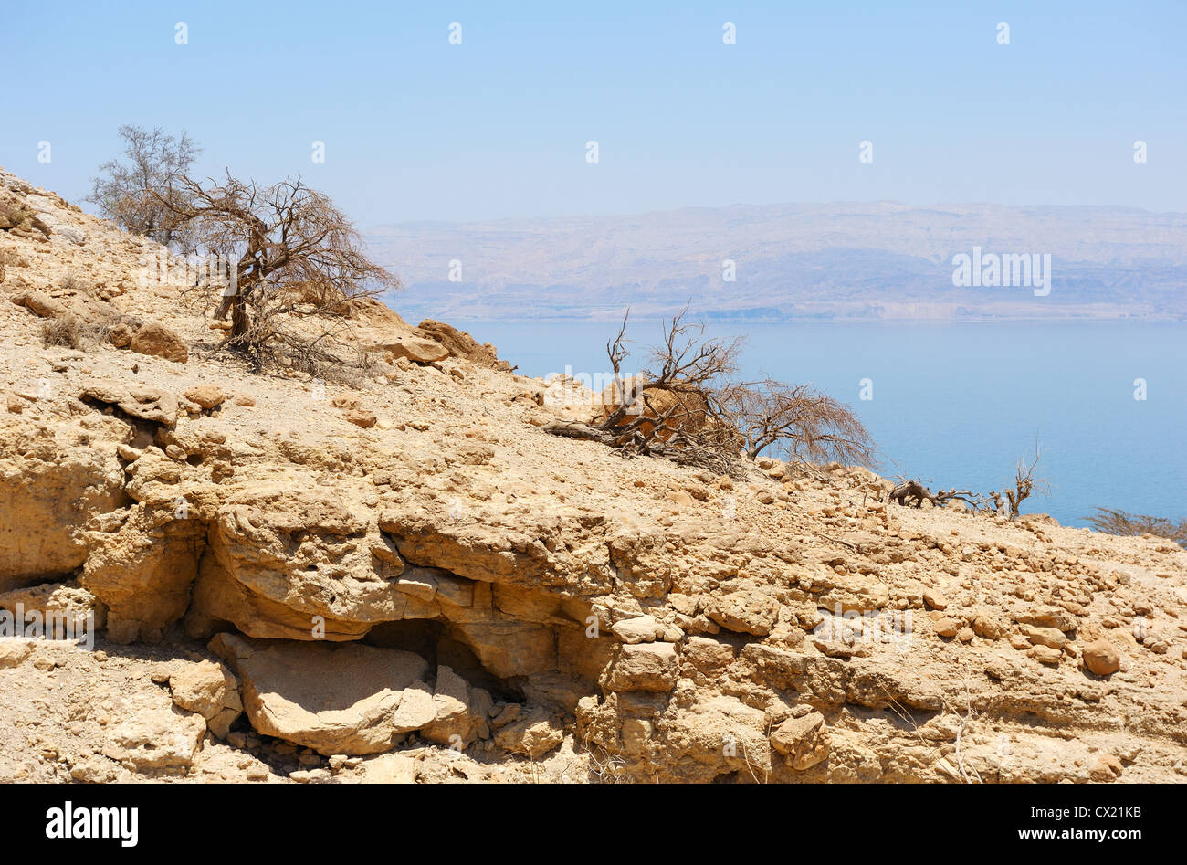 Vista del Mar Morto dalle pendici dei monti della Giudea nella zona della Riserva Naturale di Ein Gedi Foto Stock