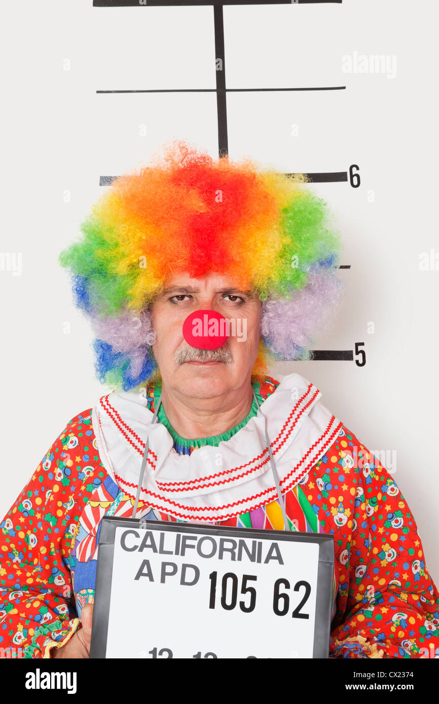 Ritratto di clown senior in posa per mug shot Foto Stock