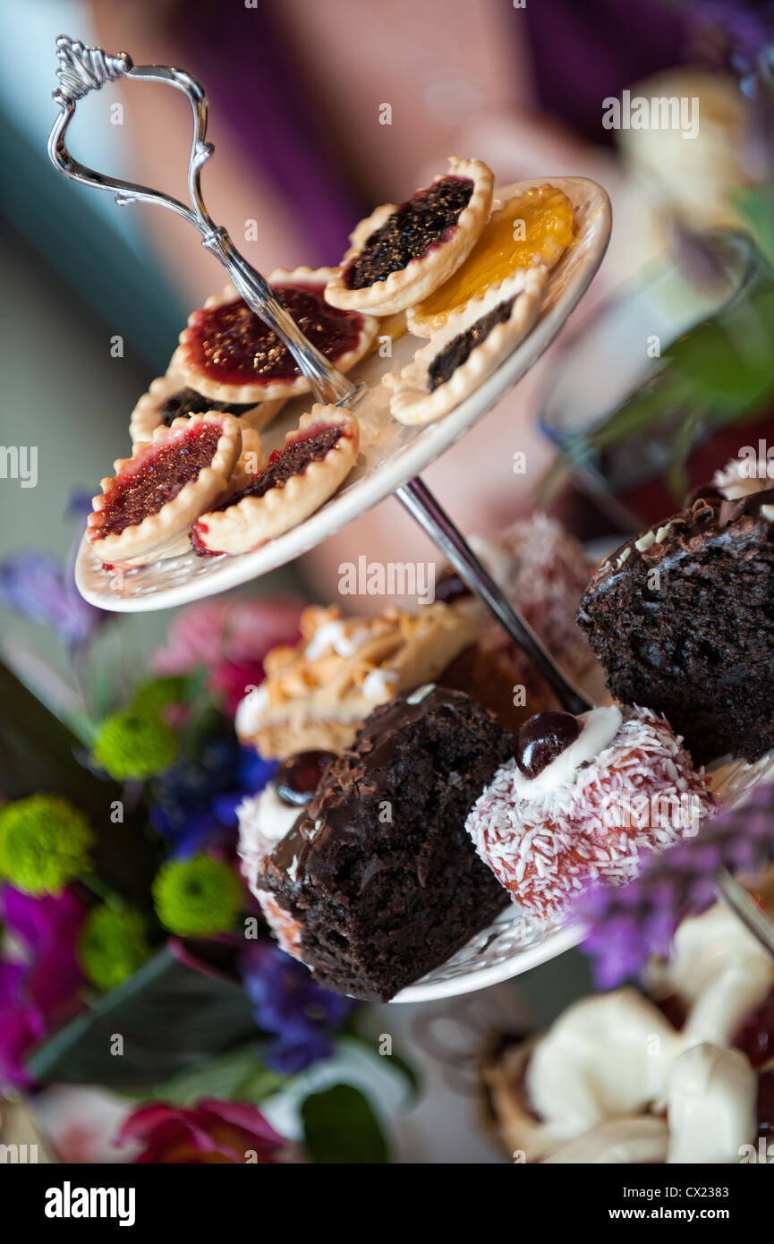 Un display di tradizionali torte, crostate e le fantasie Foto Stock