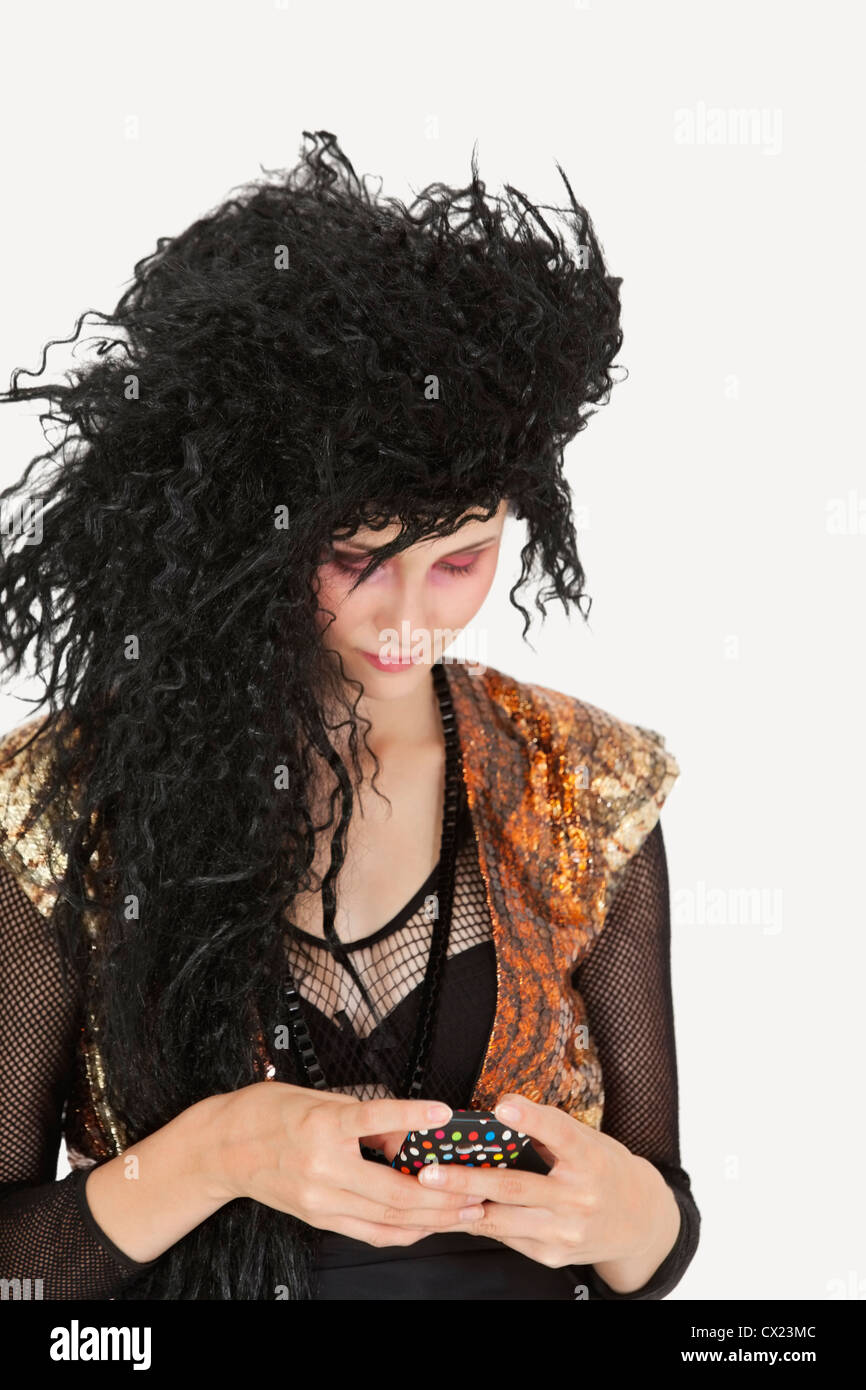 Goth di giovane donna con capelli estrapolando gli sms sul cellulare su  sfondo grigio Foto stock - Alamy