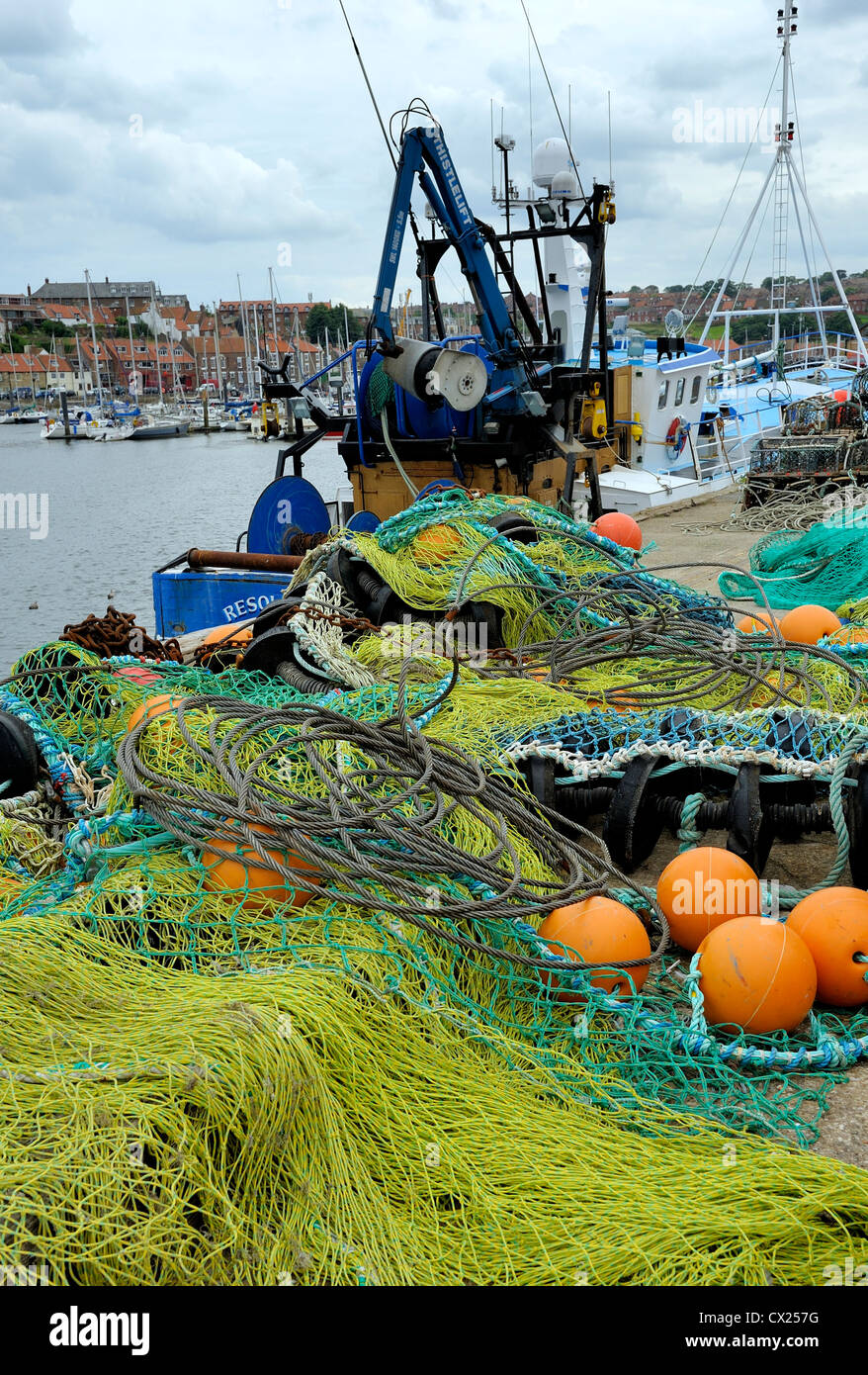 Le reti da pesca whitby harbour North Yorkshire England Regno Unito Foto Stock