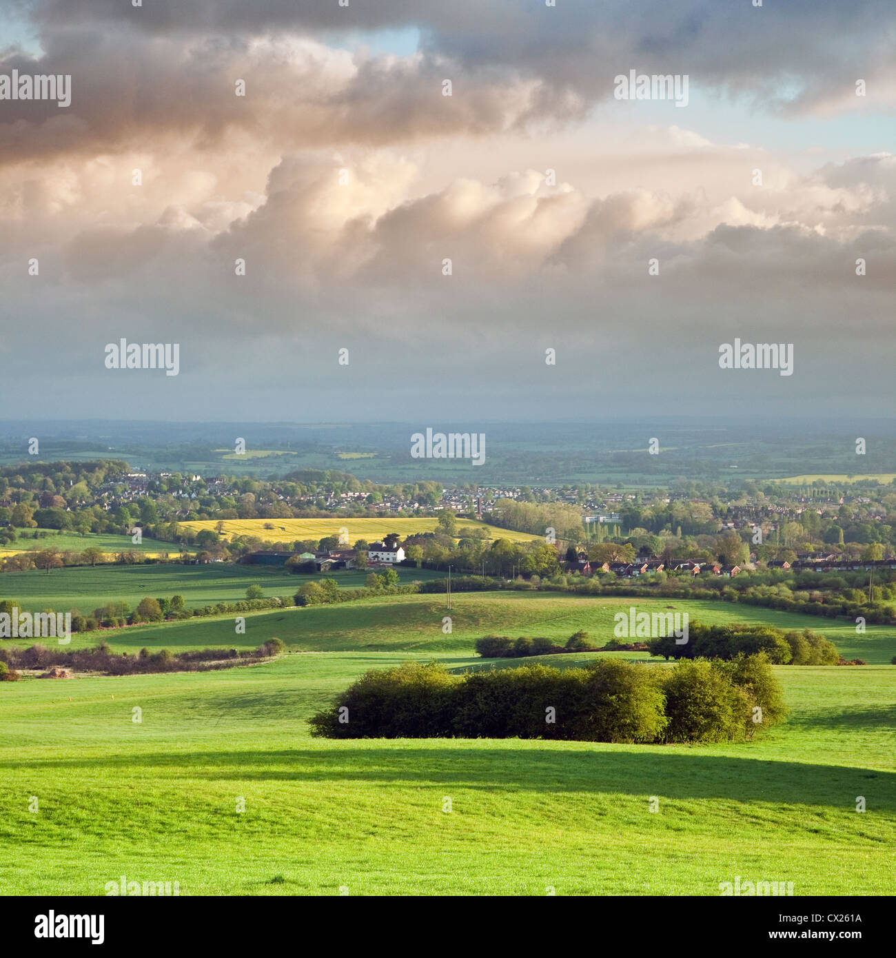 La mattina presto il cielo tempestoso su Trento e la valle Rugeley, Cannock Chase Area di straordinaria bellezza naturale Foto Stock