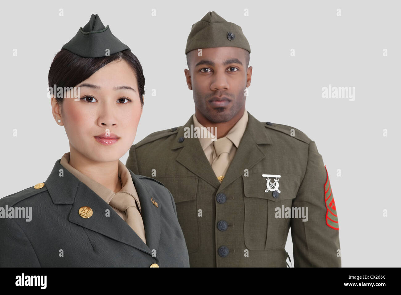 Ritratto di giovane noi ufficiali militari in uniforme su sfondo grigio Foto Stock