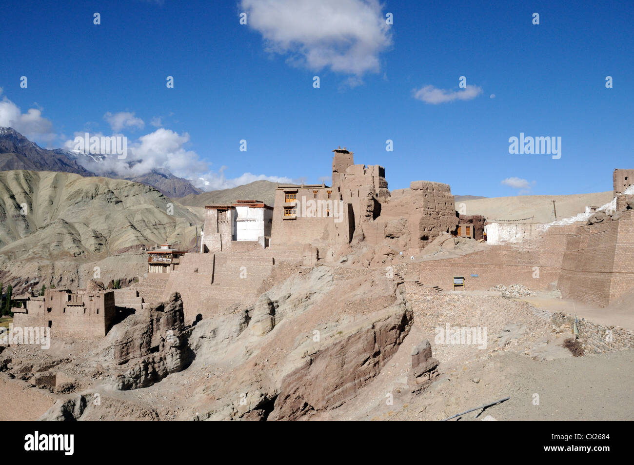 La rovina del XVI secolo il palazzo reale e la fortezza di Basgo con il bianco Chamba Lhakhang tempio. Basgo, Ladakh, India Foto Stock