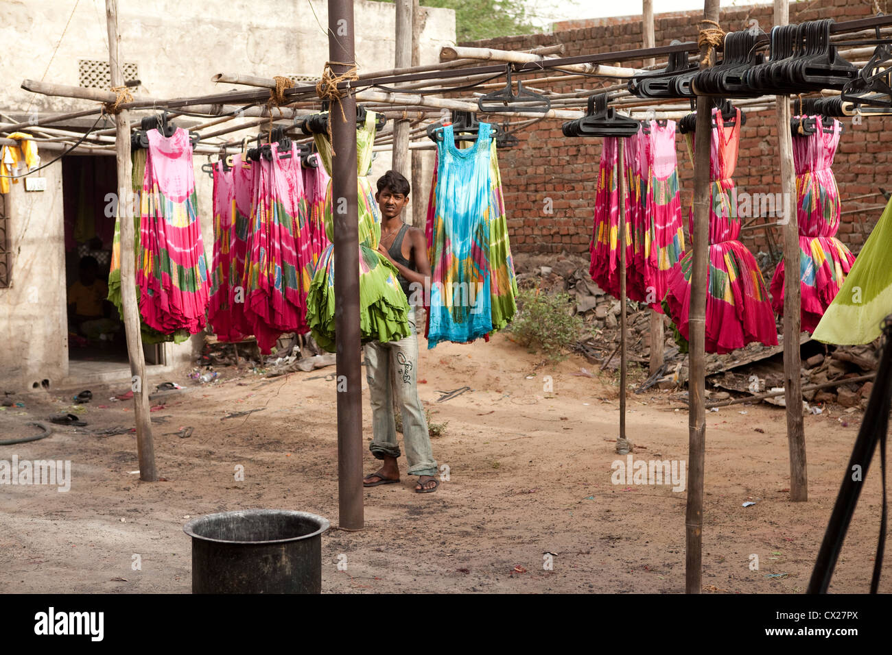 Indian uomo cravatta appendere indumenti tinti in Jaipur Foto Stock