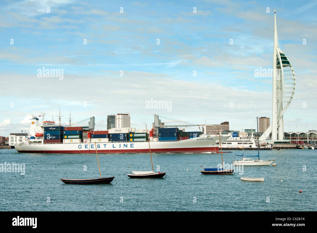 Geest Line contenitore nave lascia il porto di Portsmouth passando la Spinnaker Tower Foto Stock