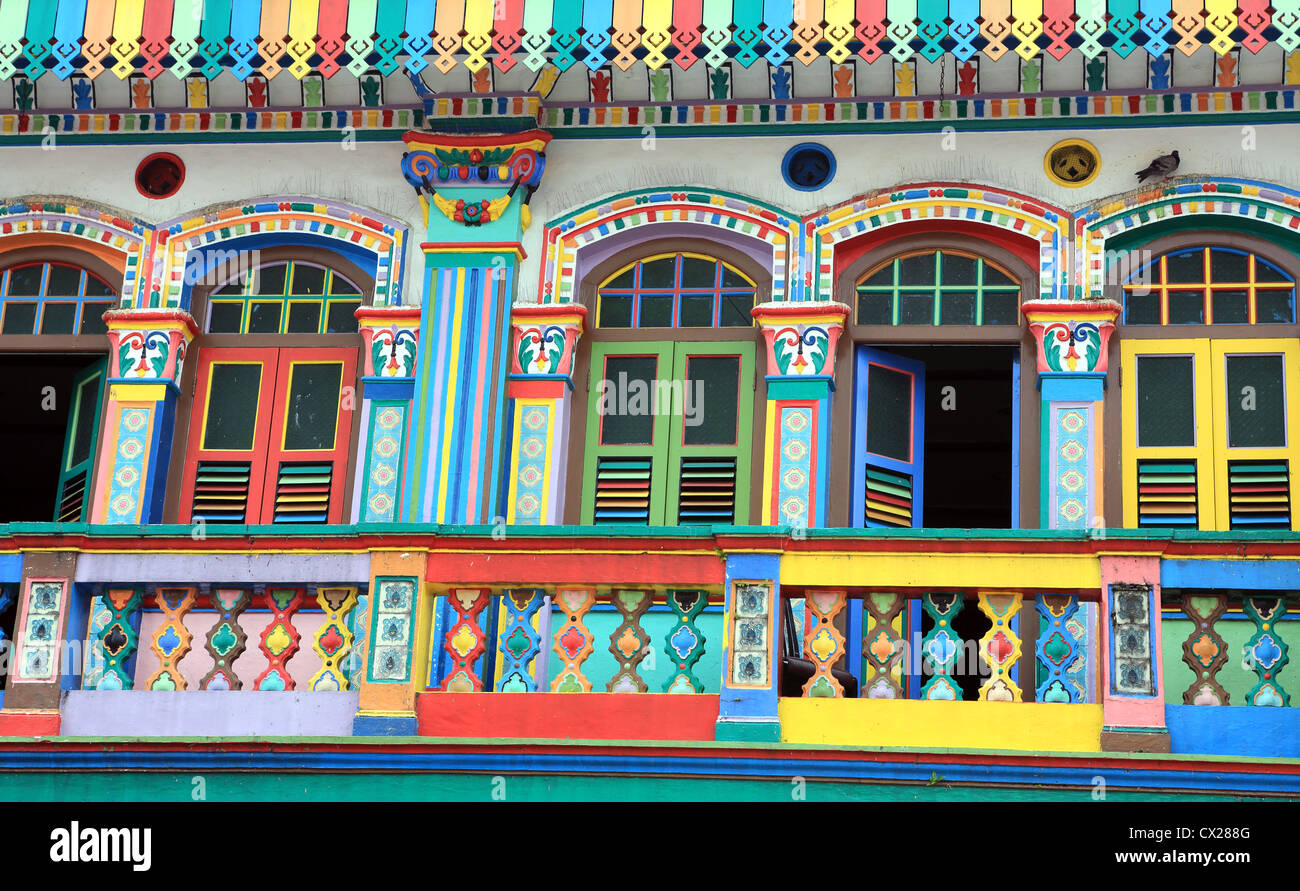 Carattere antico patrimonio di facciate di edifici coloniali in Little India, Singapore Foto Stock