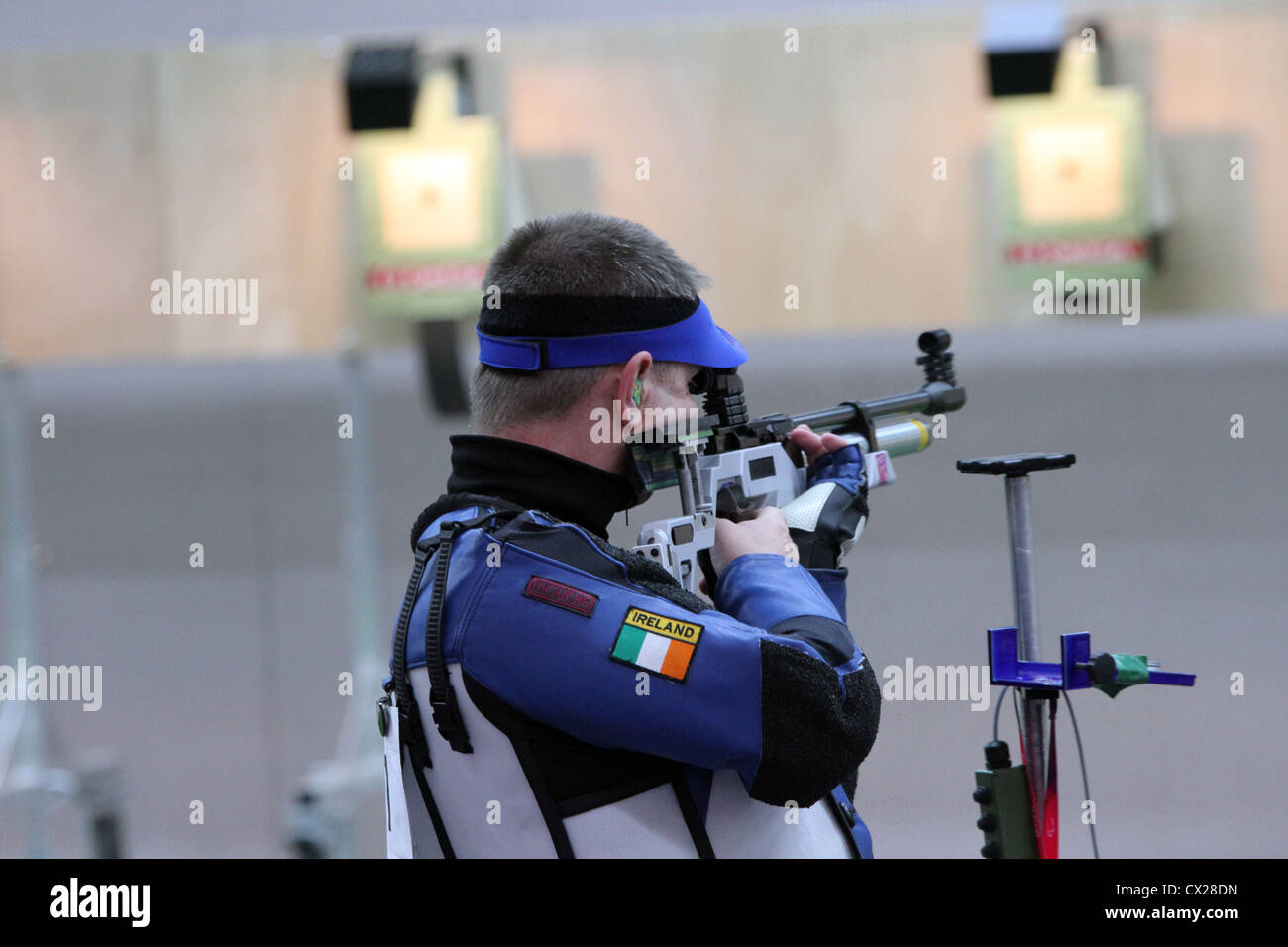 Sean Baldwin dell'Irlanda in uomini R1-10m Air Rifle Standing SH1 concorso di tiro al Royal Artillery Barracks Foto Stock
