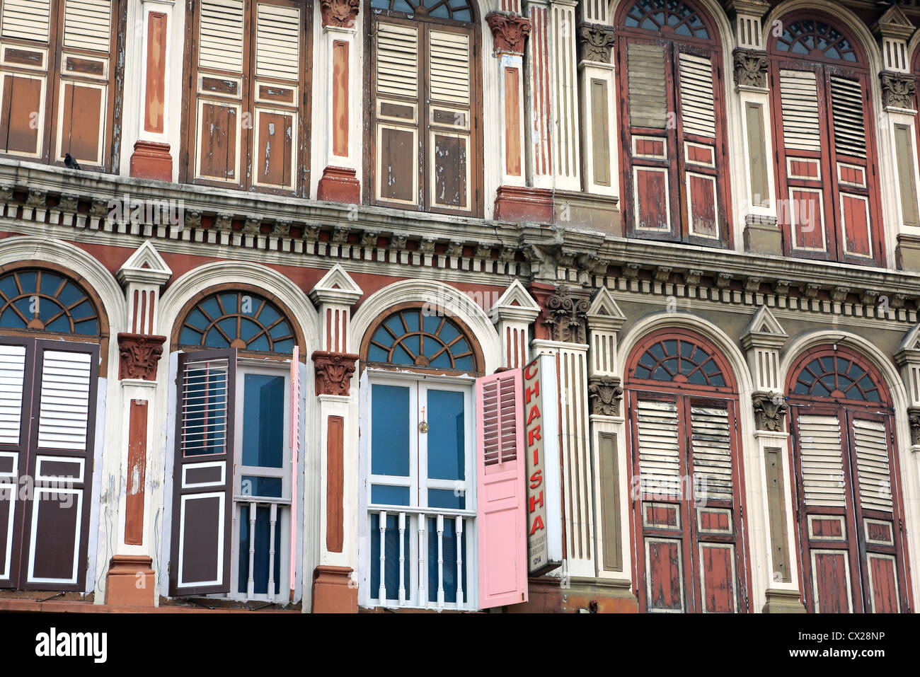 Carattere antico patrimonio di facciate di edifici coloniali in Little India, Singapore Foto Stock