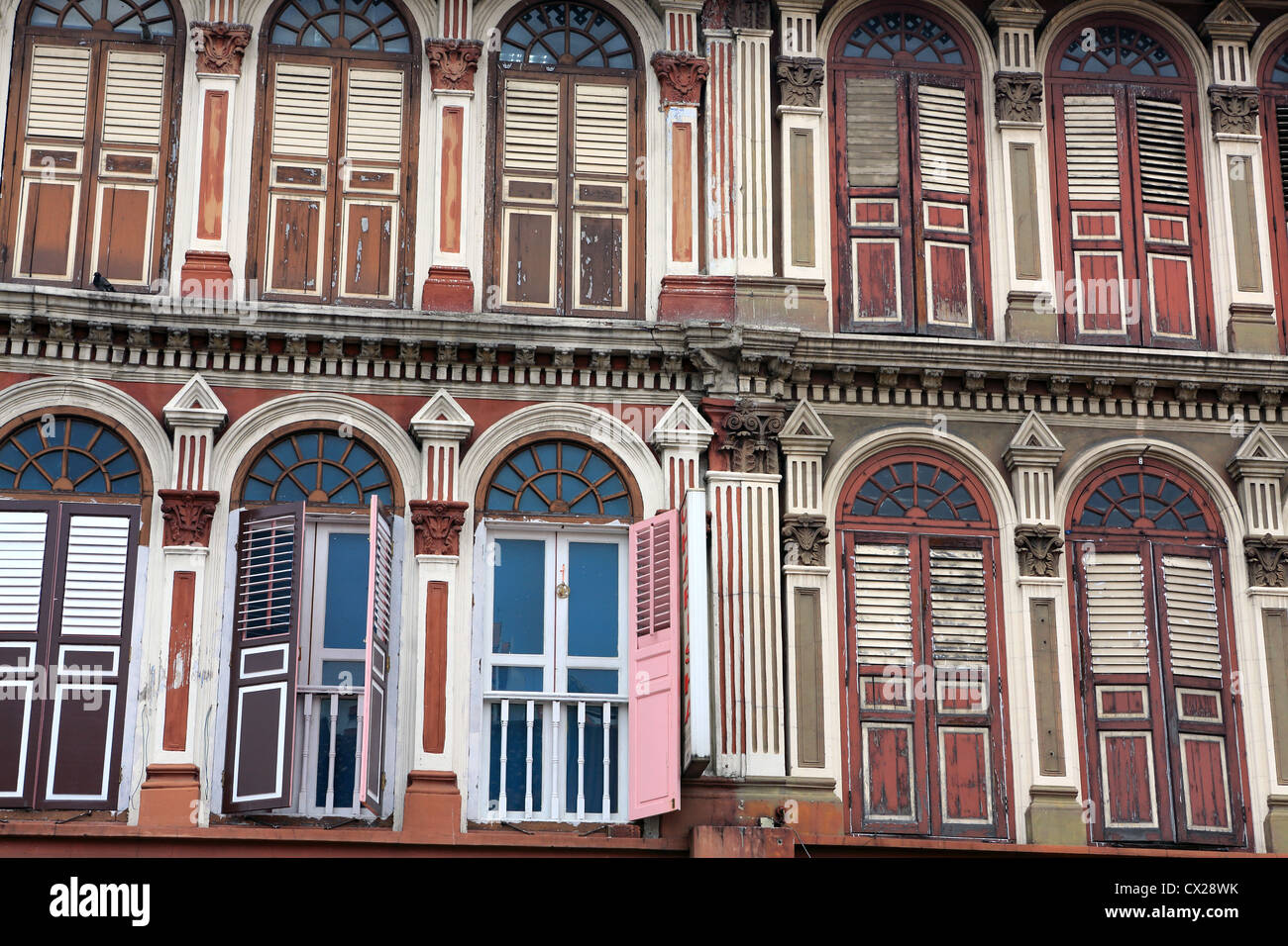Carattere antico patrimonio di facciate di edifici coloniali in Little India, Singapore Foto Stock