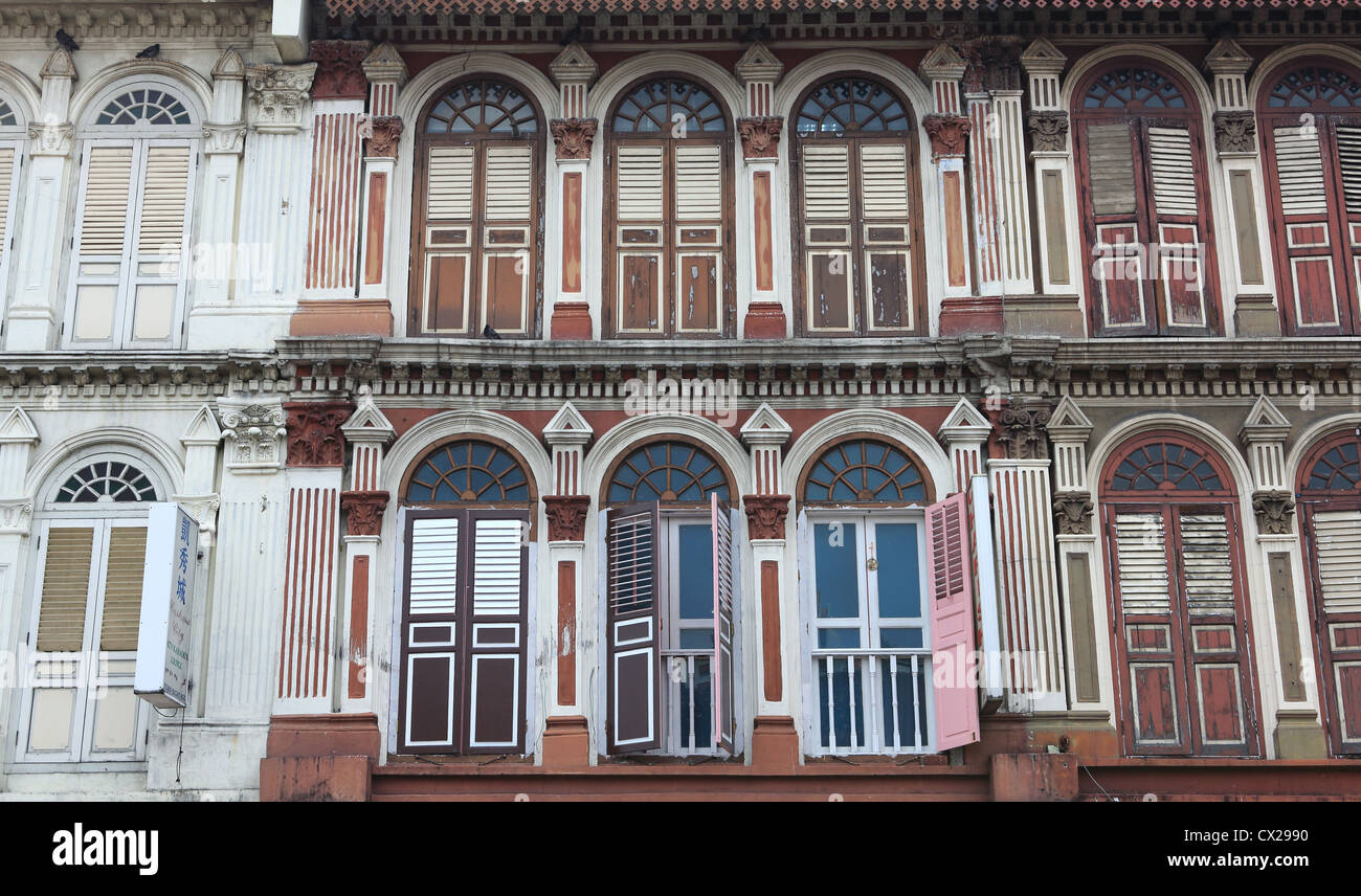 Carattere antico patrimonio di facciate di edifici coloniali in Little India, Singapore Foto Stock